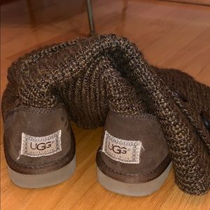 Knitted brown uggs